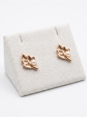 Vintage 10k Gold Womans Leaf Floral Petite Tiny Freshwater Pearl Stud Earrings